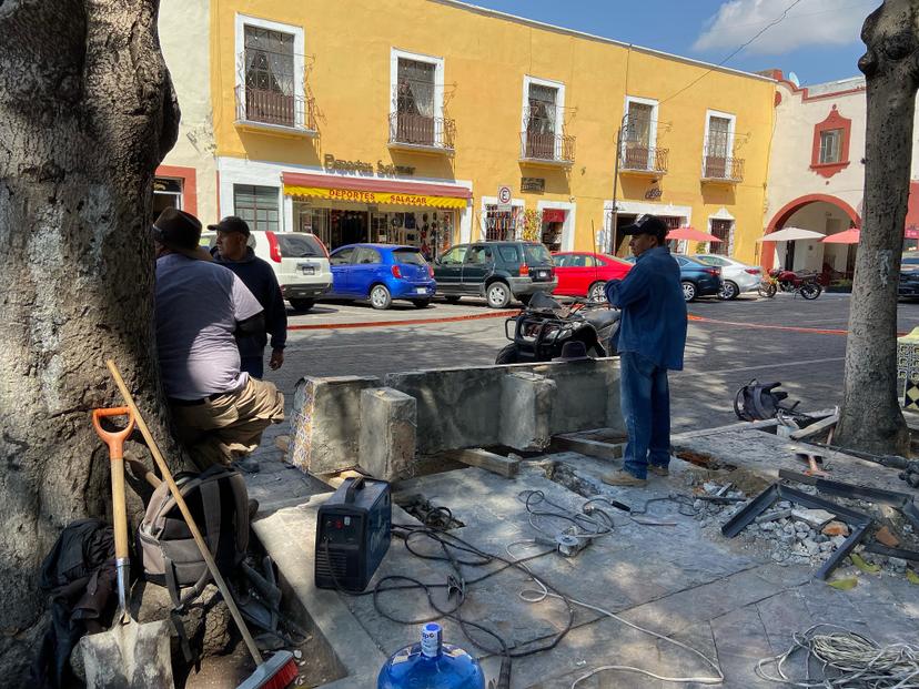 Reparan banca antigua del zócalo destrozada por camioneta particular