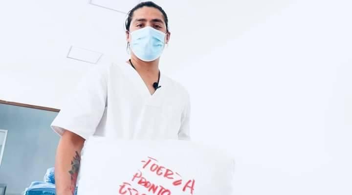 Con leyenda en ropa de médicos anima a compañeros desde IMSS Metepec