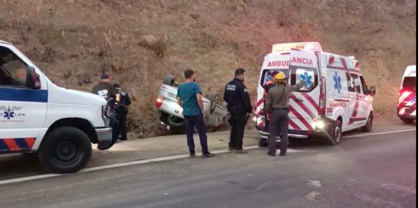 Pareja iba a fiesta en Atlixco y termina en el hospital tras volcar auto