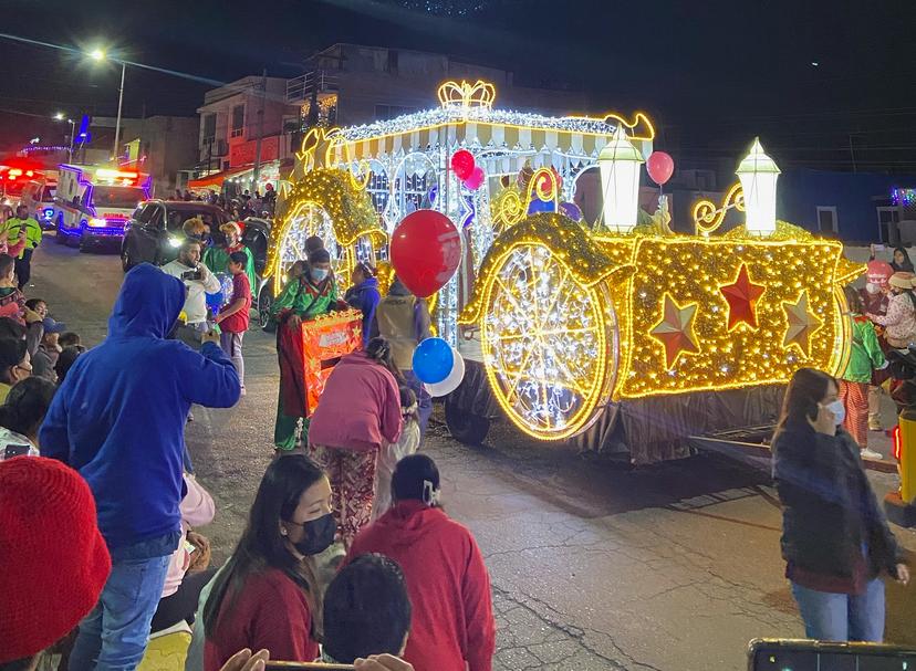 Miles de atlixquenses reciben a los Reyes Magos en el tradicional desfile