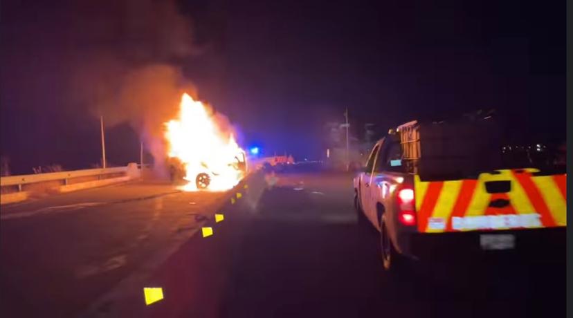 Auto choca y se calcina en la autopista Siglo XXI