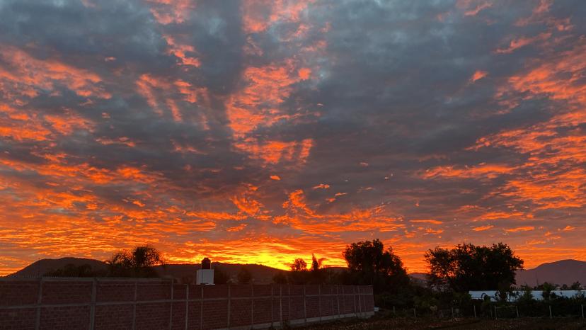 Amanecer rojo en Atlixco despertó asombro entre cientos habitantes