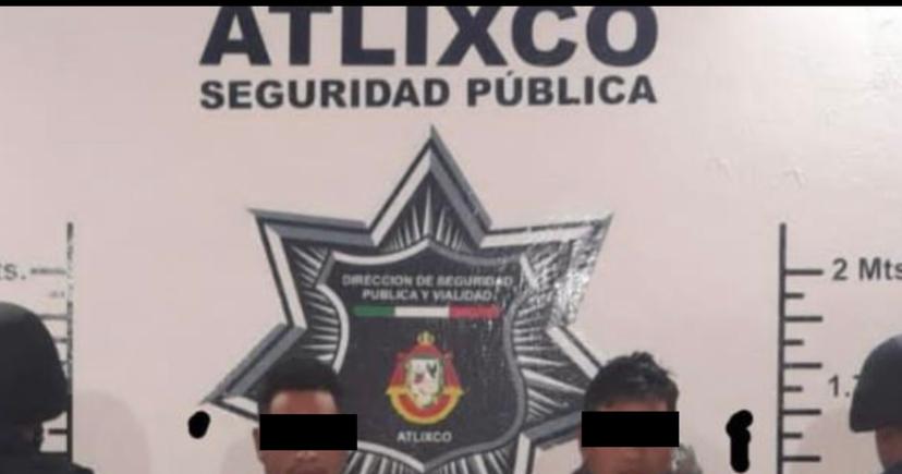 Por beber cerveza en la calle policía les descubren arma en calles de Atlixco