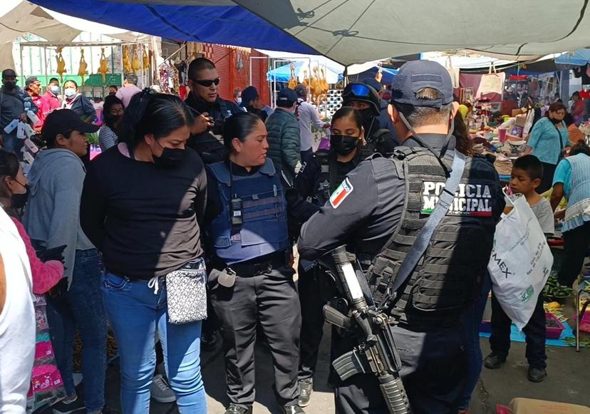 Atrapan a fardera tras robo en tianguis de Atlixco