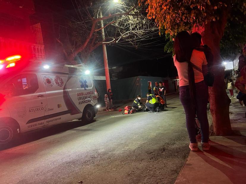 Derrapa motociclista e impacta a otro en colonia de Atlixco