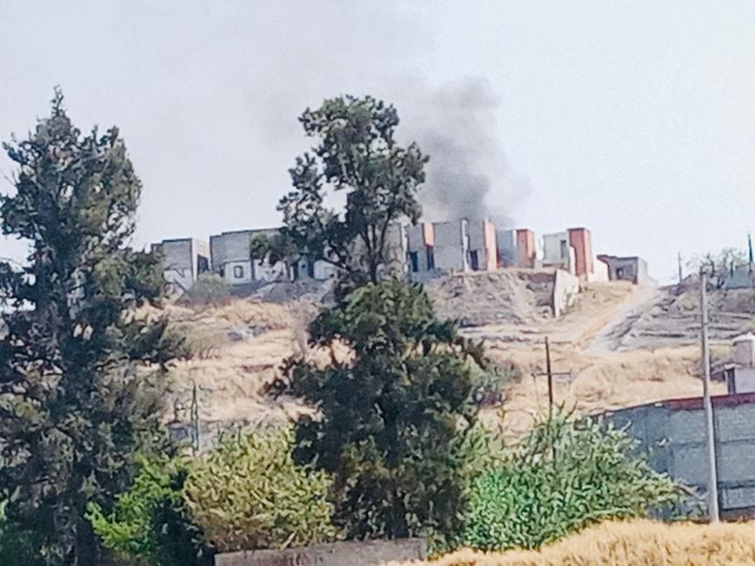 En Atlixco vuelven a quemar basura y llantas en viviendas abandonadas