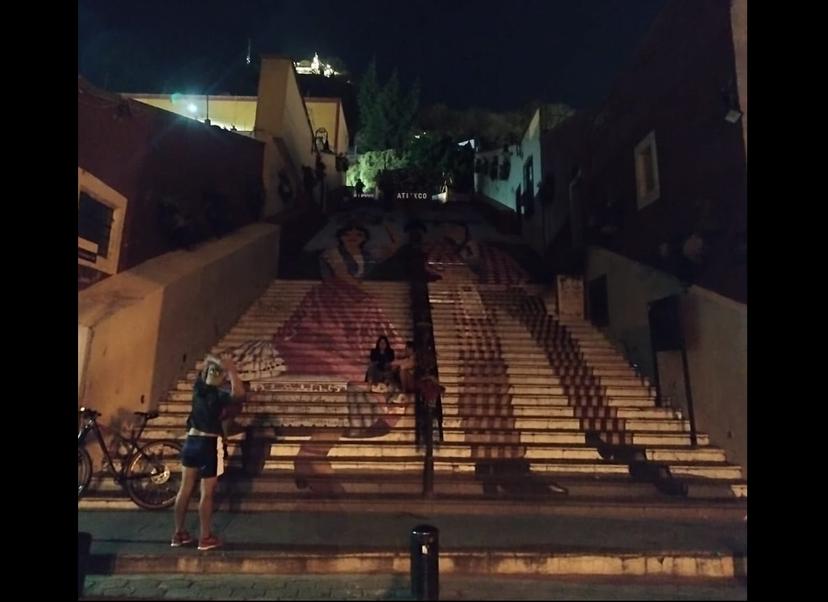 Reportan problemas con la luz en las escaleras anchas de Atlixco