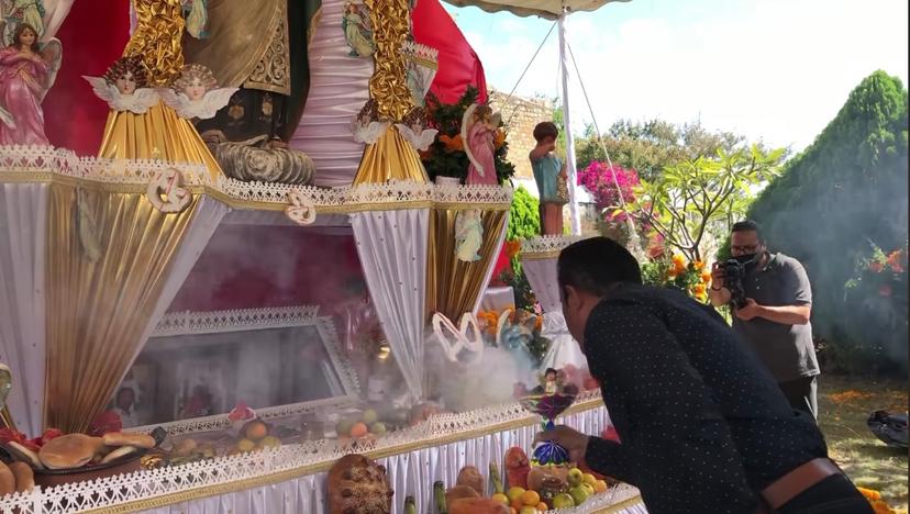 En Huaquechula se registran largas filas para visitar ofrendas