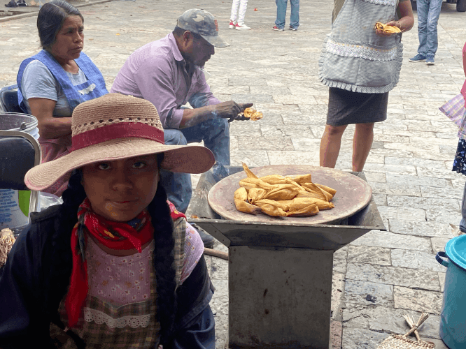 Sabor e identidad de indígenas de Atlixco hace parada en el zócalo de la ciudad