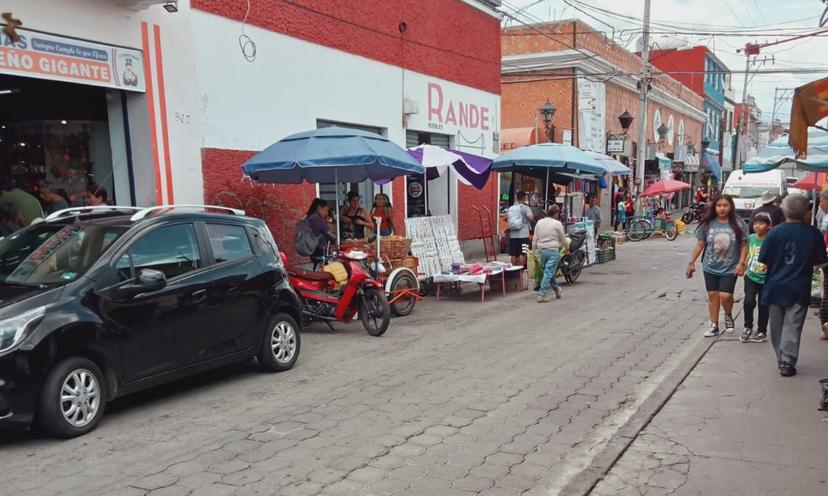 Denuncian vecinos expansión de ambulantes en centro de Atlixco