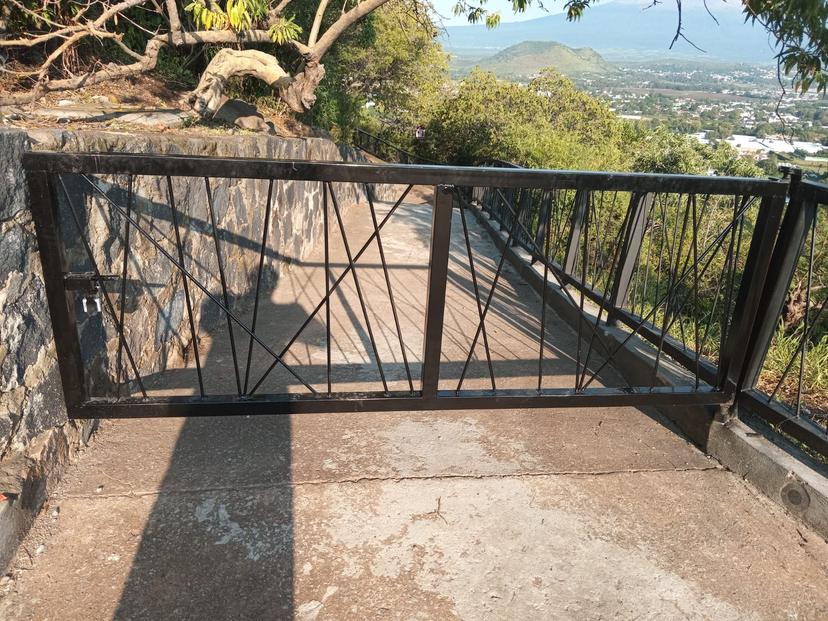 Atlixquenses pelean por horario del mirador de cristal