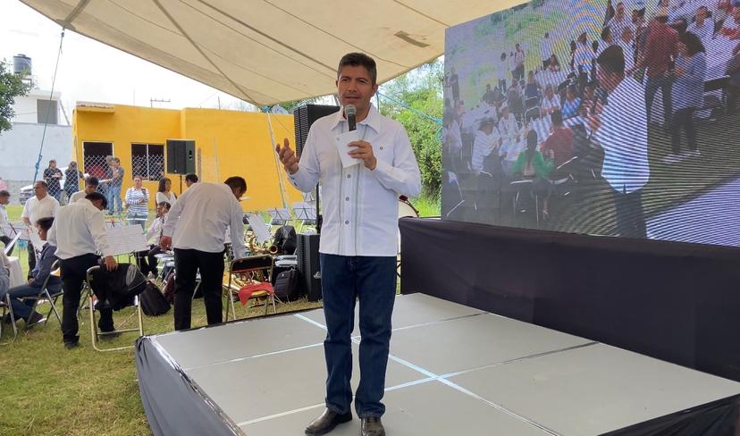 Rivera recorre tianguis de Atlixco junto a panistas y priistas locales 