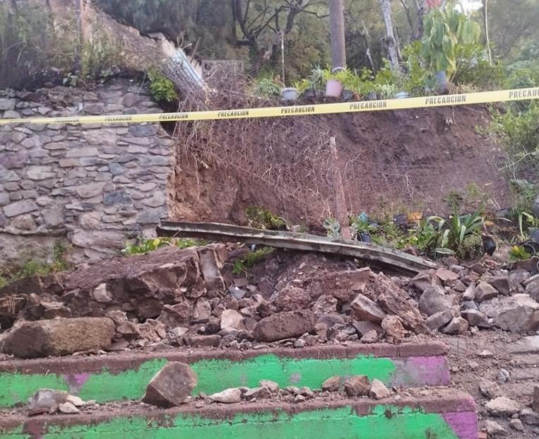 Reportan desprendimiento de una zona del cerro de San Miguel en Atlixco