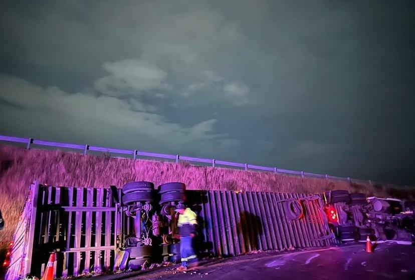 Vuelca tráiler en la autopista siglo XXI en tramo de Atlixco