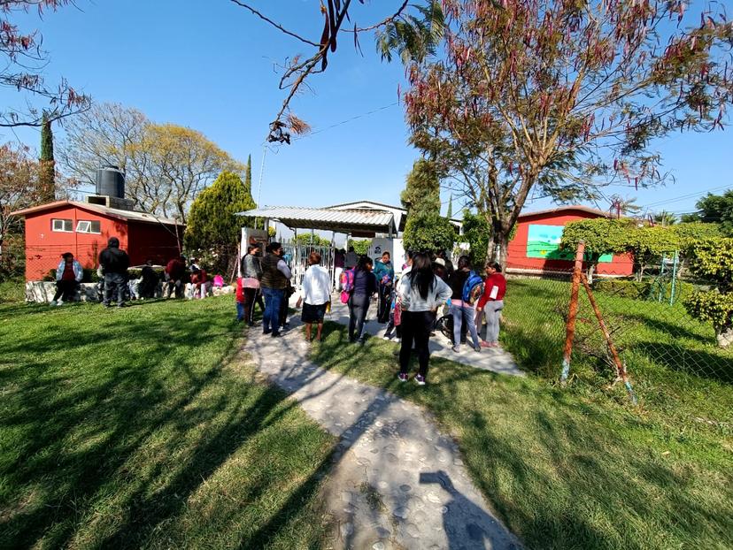 Padres de familia clausuran simbólicamente preescolar en Atlixco