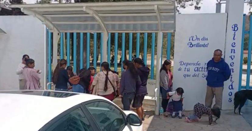 Padres de familia cierran escuela en Tochimilco por cobro indebido de cuotas