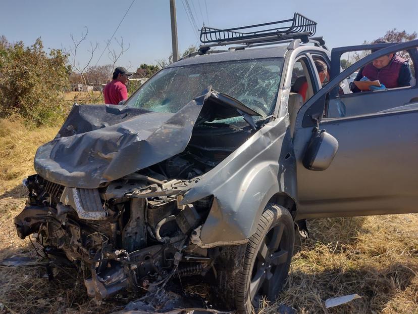 Chocan camioneta y combi en la carretera federal Atlixco-Izúcar de Matamoros