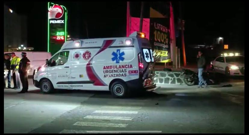 A pesar del semáforo, siguen chocando en el asta bandera de Atlixco