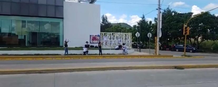 Protestan una decena de personas frente a casa de justicia de Atlixco