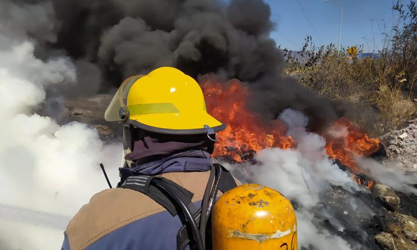 La quema de llantas, la nueva modalidad de incendios en Atlixco