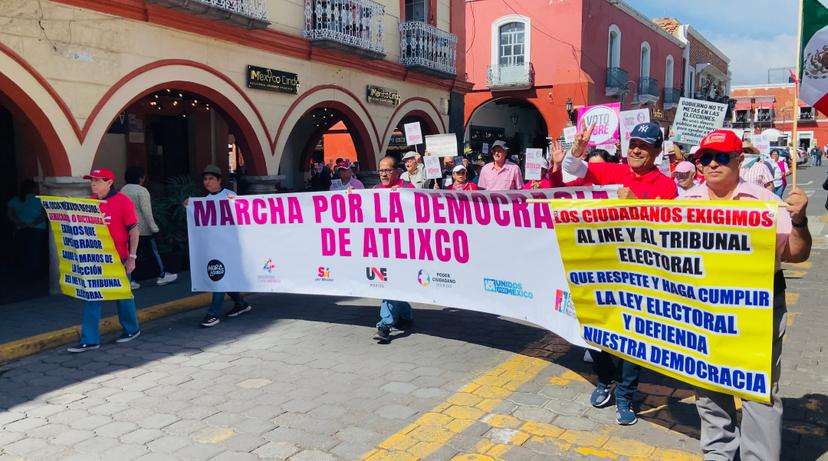 Marchan en Atlixco más de 250 personas por la democracia 