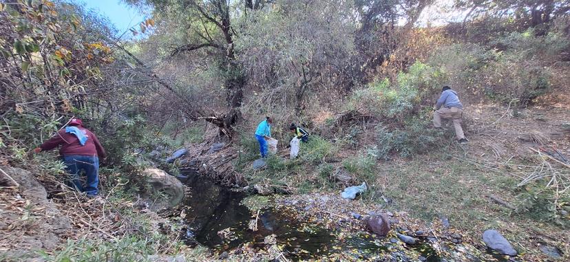 Atlixquenses limpian de basura barranca conocida como La Leona