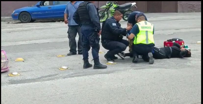 Por ceniza mujer derrapa su moto en calles de Atlixco