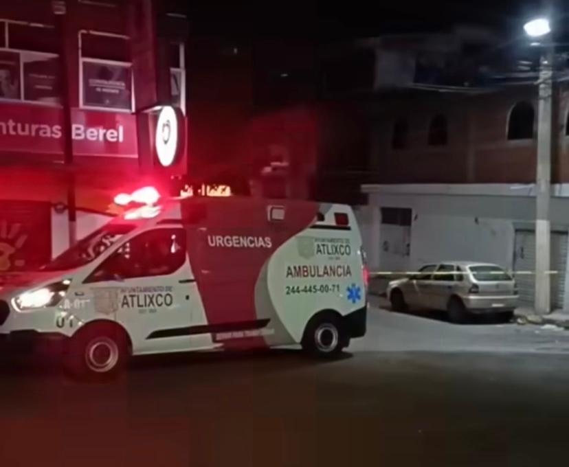 Disparan en Atlixco a pareja dentro de un auto