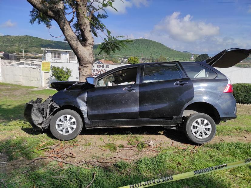 Taxi pirata se estrella contra árbol y muere pasajera en Atlixco