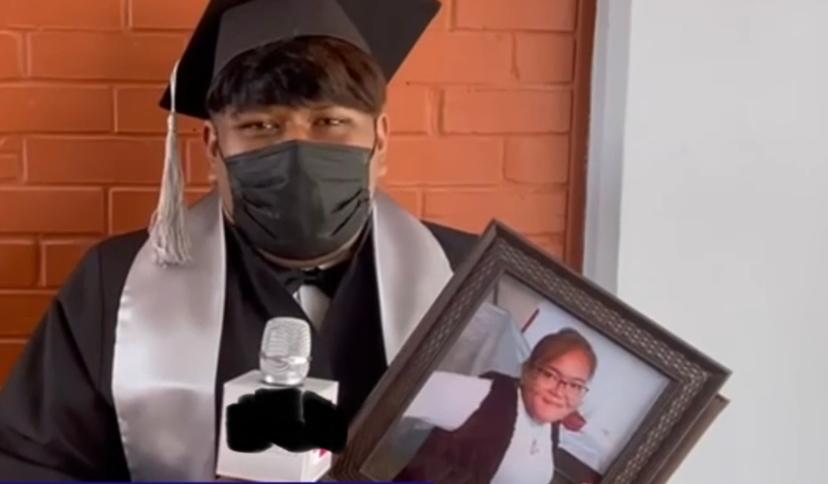 Le aplauden en su graduación al mostrar foto de familiar muerto por covid