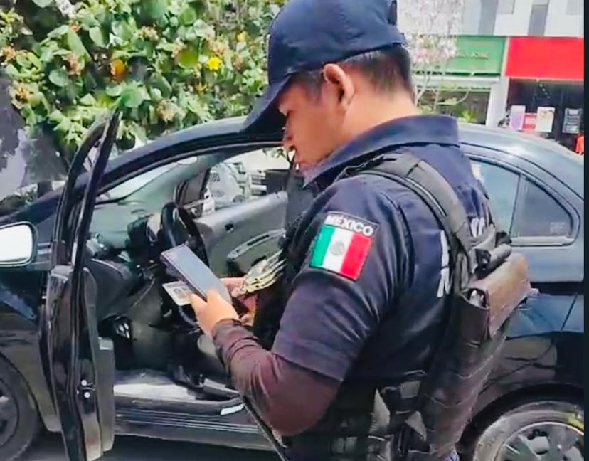 Roban un auto y desvalijan otro en Plaza Moraleda, en Atlixco