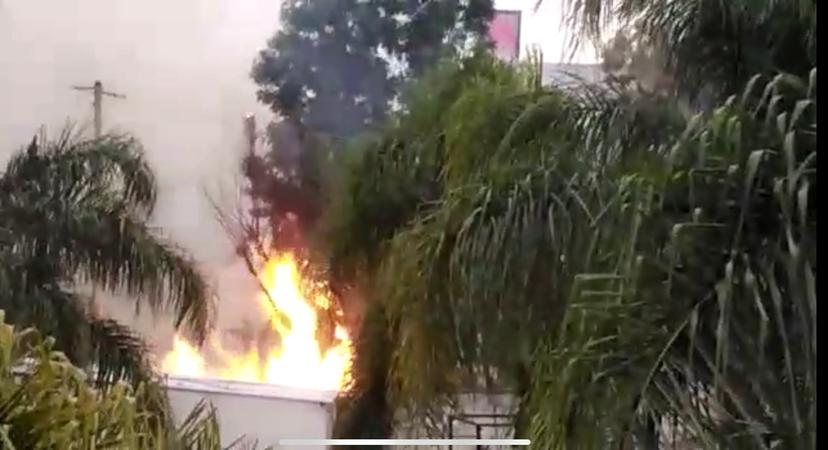 Incendio cerca de plaza comercial en Atlixco moviliza a cuerpos de seguridad