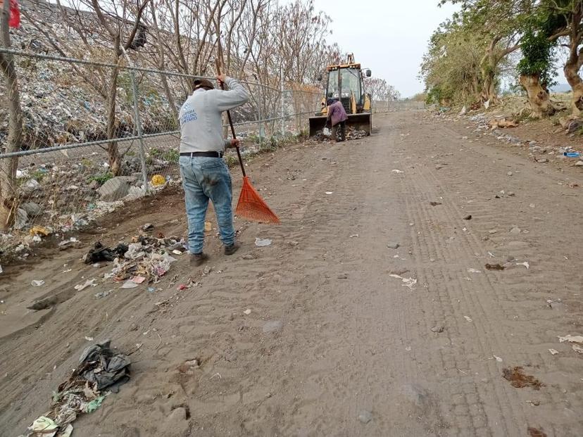 Limpian autoridades camino a relleno sanitario lleno de pet en Atlixco