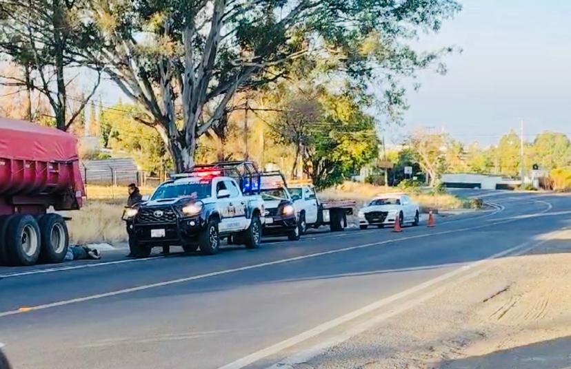 En Atlixco se mata motociclista al estrellarse contra camión