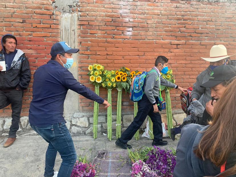 Retiran mercancía de tianguistas de banquetas frente a escuela de Atlixco