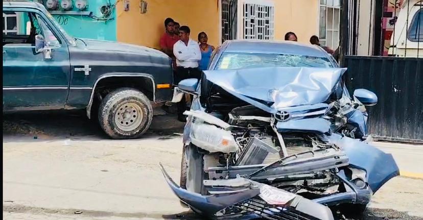 Camioneta de carga embiste a auto en carretera de Atlixco