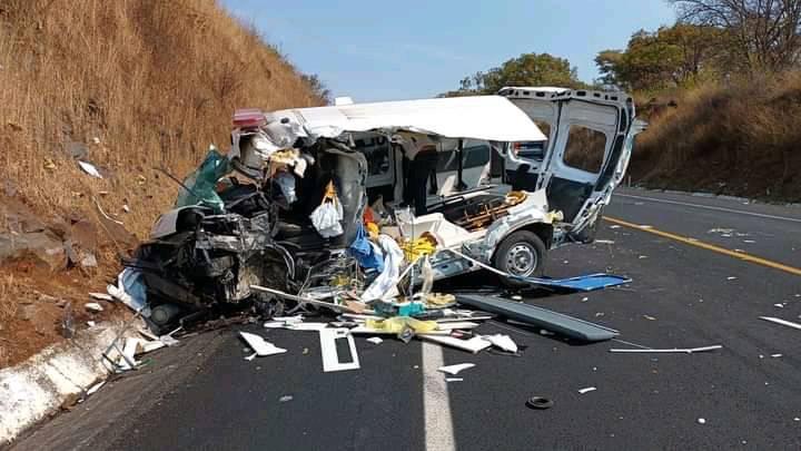 Tráiler deshace una ambulancia en la autopista Siglo XXI