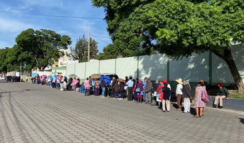 Pasan viacrucis adultos mayores en Atlixco para cobrar dinero de Bienestar 