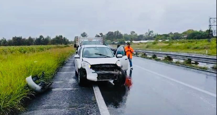 Lluvia de este jueves provoca accidente en la vía Atlixcáyotl