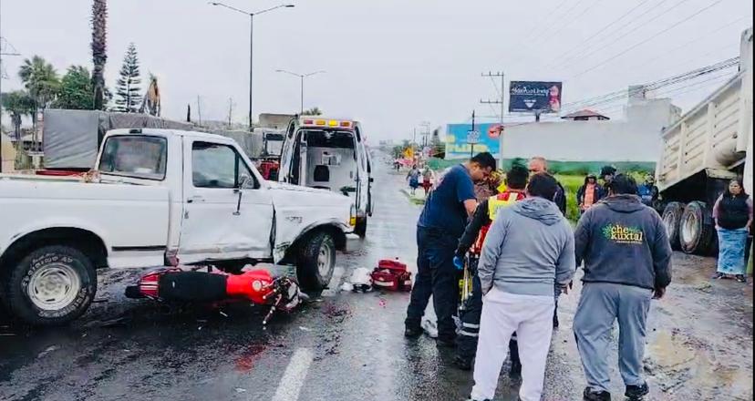 En Atlixco menor de edad casi pierde una pierna al estrellarse en moto