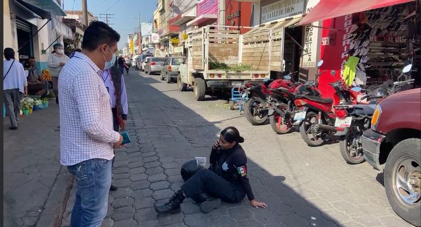 Sufre mujer policía percance vial en el centro de Atlixco