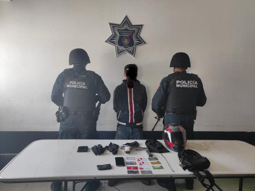 Lo detienen por un celular y le encuentran droga en Atlixco