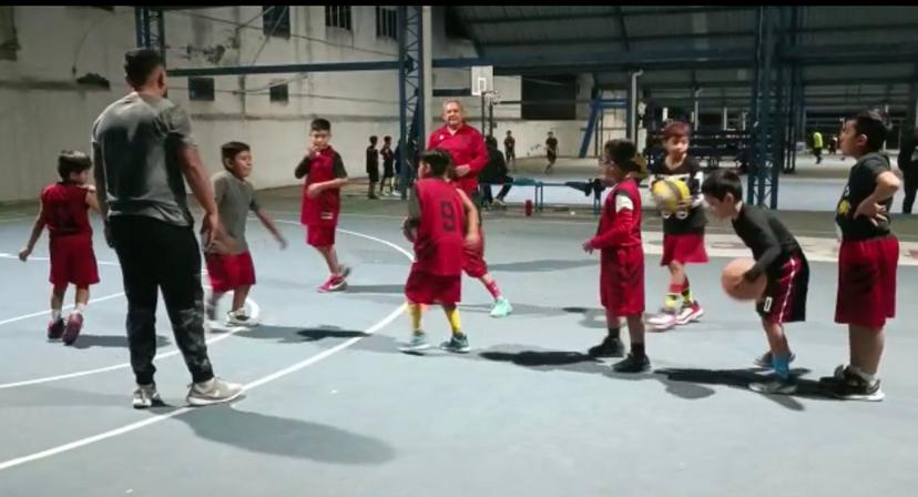 Niños basquetbolistas de Atlixco venden chicharrines para viajar a torneo en Yucatán 