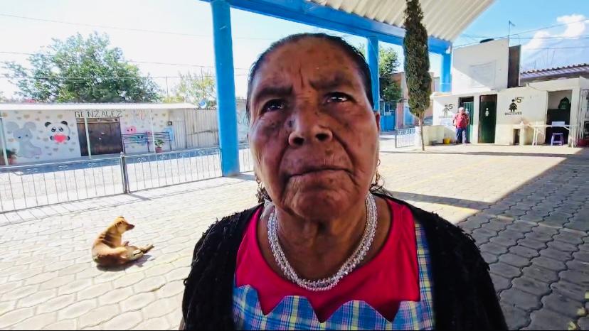 Denuncia mujer indígena presunta estafa de sucursal de banco Azteca en Atlixco