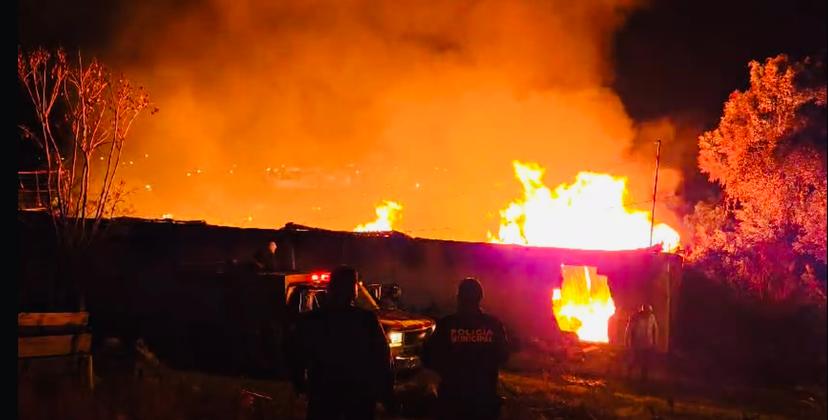 En Atlixco provocan mega incendio en bodega de madera