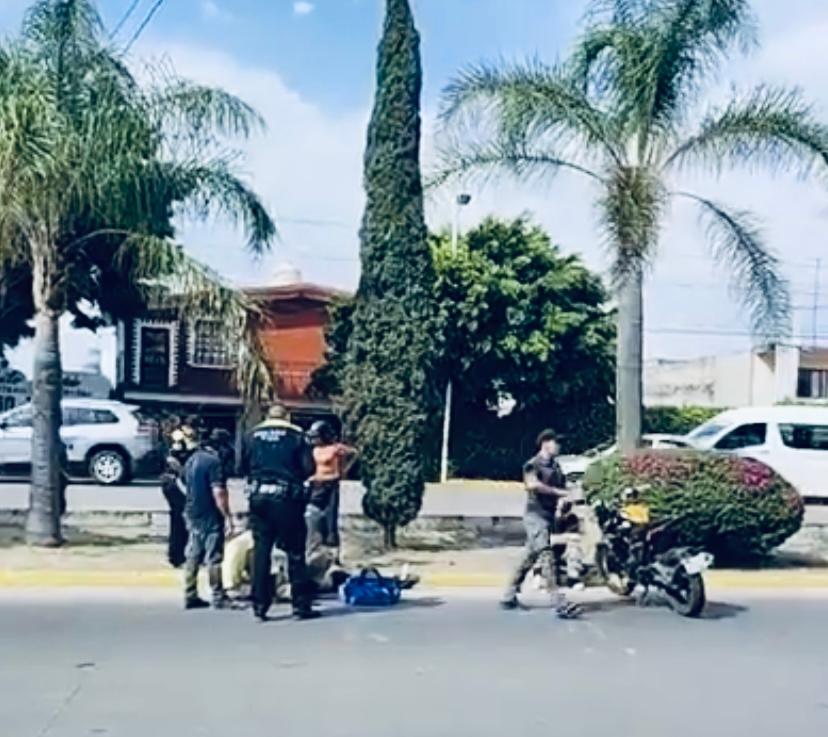 Mujer se equivoca al atravesar bulevar y la atropella moto en Atlixco