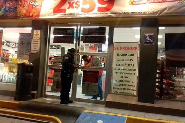 Mujer asalta OXXO y navajea a empleado en Atlixco