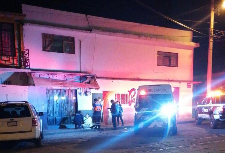 Encuentran a un hombre tirado en inmediaciones del tianguis de Atlixco