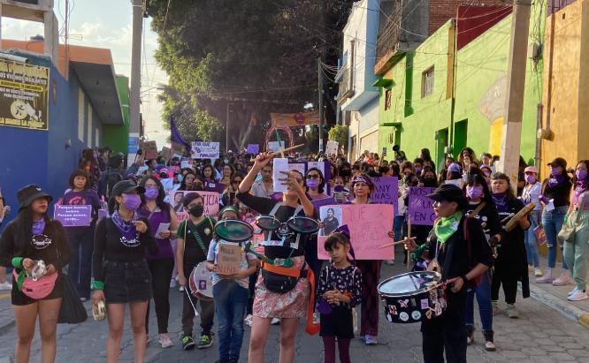 Marchan más de 350 personas este 8 de marzo en Atlixco 