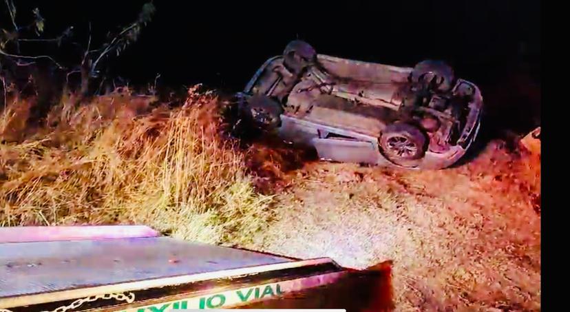 Se vuelca camioneta en la autopista Siglo XXI; conductor abandona la unidad